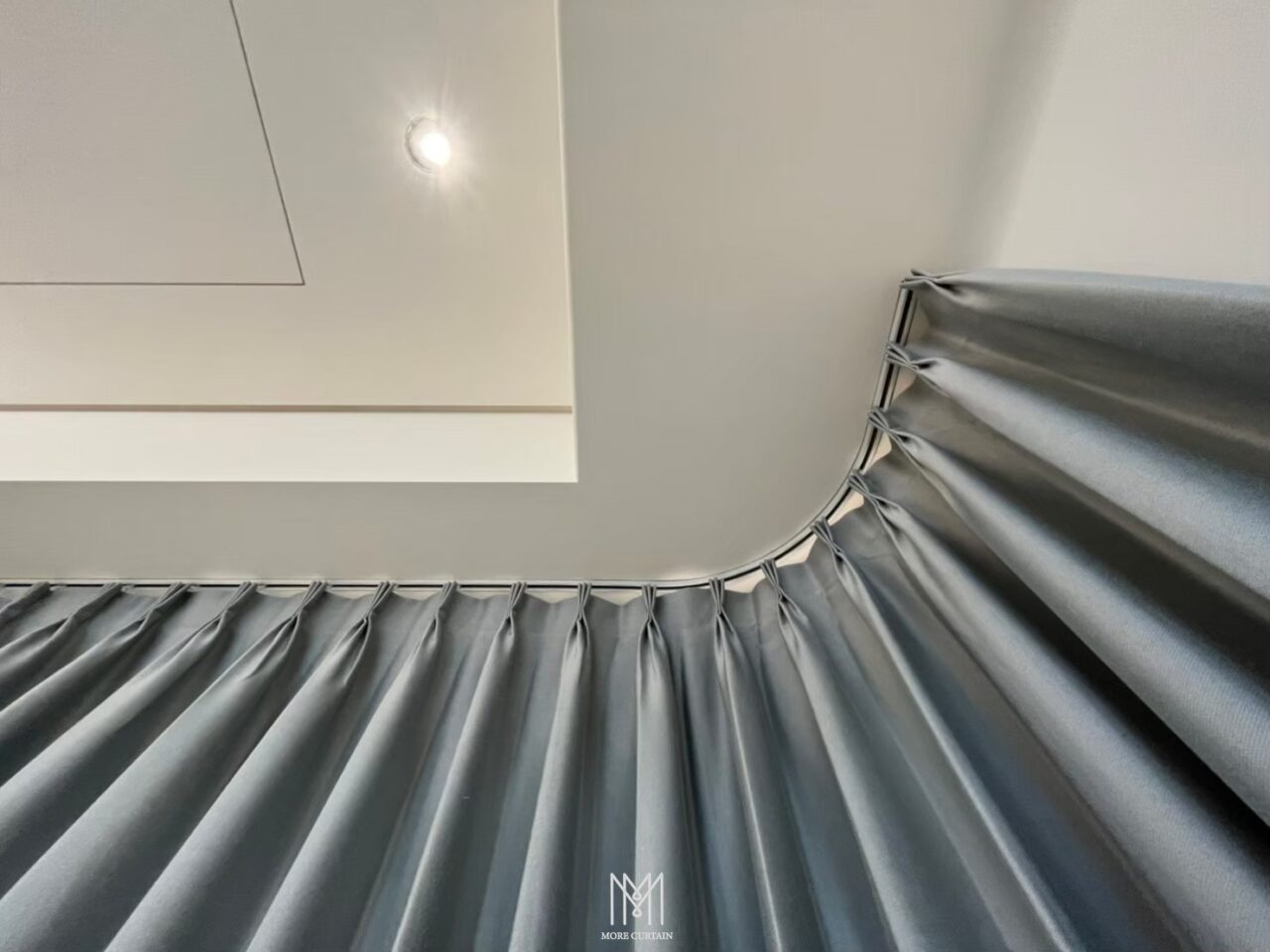 L窗、八角窗等特殊窗型，可利用軌道彎曲