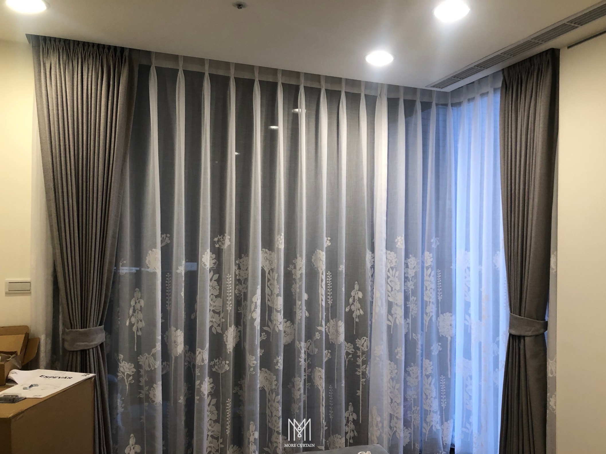布簾加裝一層紗簾有必要嗎？客廳、房間增加柔和光線氛圍的聖品，紗簾優點、特性1次看