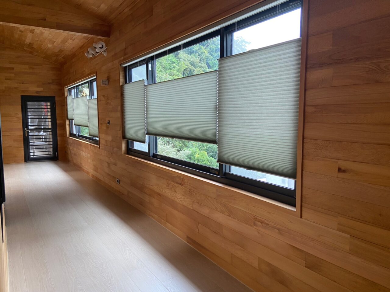 新竹新埔窗簾案例：木屋廊道的風琴簾可以隨意調整高低與遮光角度，營造光線的自然律動