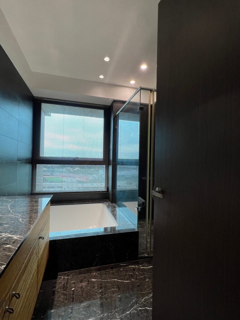 竹北窗簾案例，浴室臨窗，因此需要防水、透風、光線與隱私四方面的基本需求，因此鋁百葉簾是最佳方案之一。