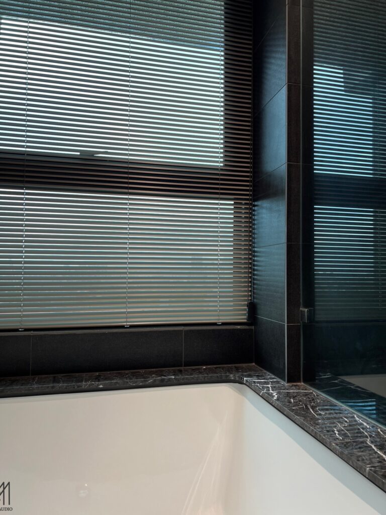 竹北窗簾案例，鋁百葉簾同時能達到光線、景觀、隱私、透風等需求。透過簾葉的角度轉換，隱私能明確保證，同時能欣賞到室外風景。
