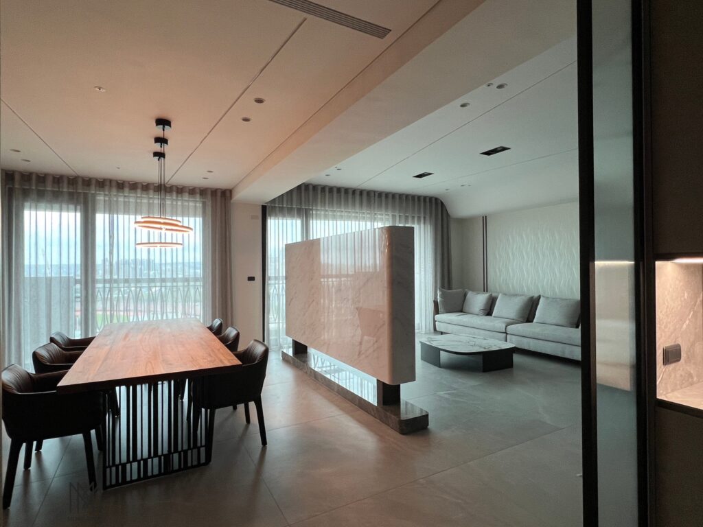 竹北窗簾案例，從紗簾可以隱約看到戶外的景緻，充分突出了本案房屋的優點，光線與景色成為室內的元素之一。
