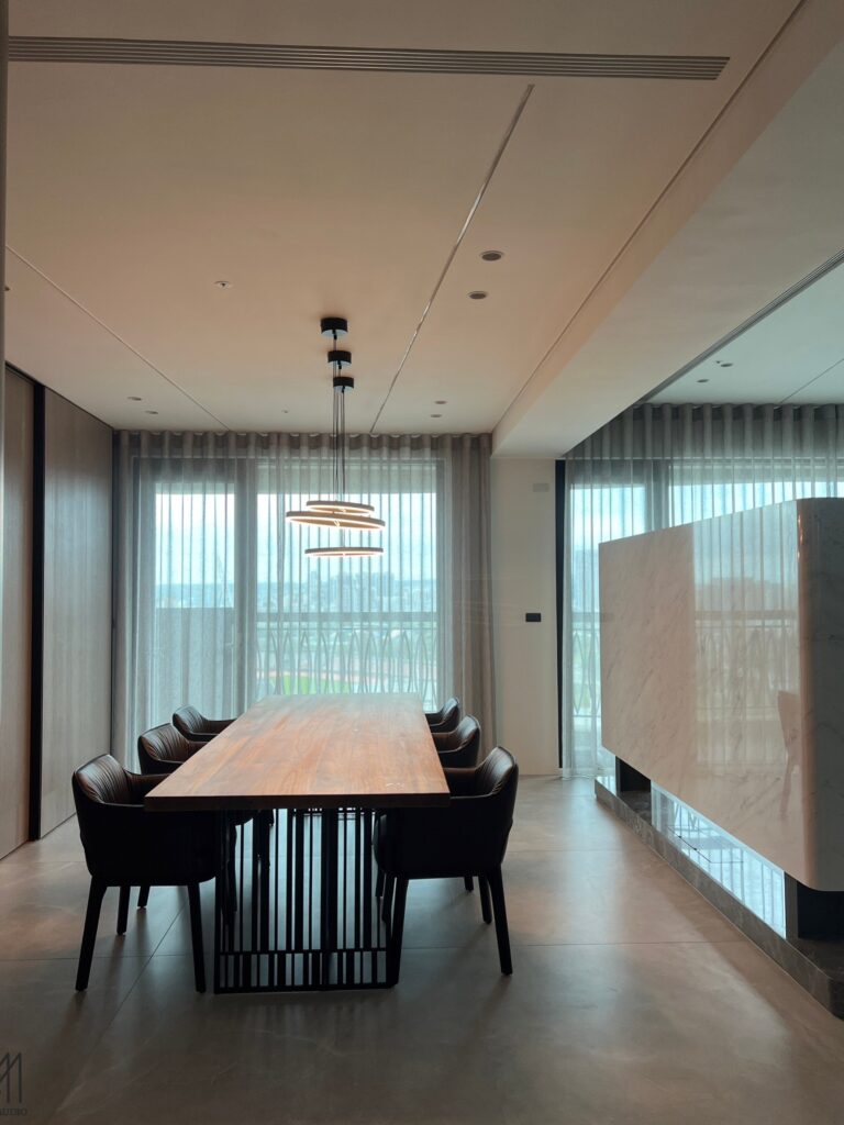 竹北窗簾案例，客廳與餐廳是貫通的整體空間，中間有梁柱，因此利用紗簾將兩側視覺延伸為整體一致。