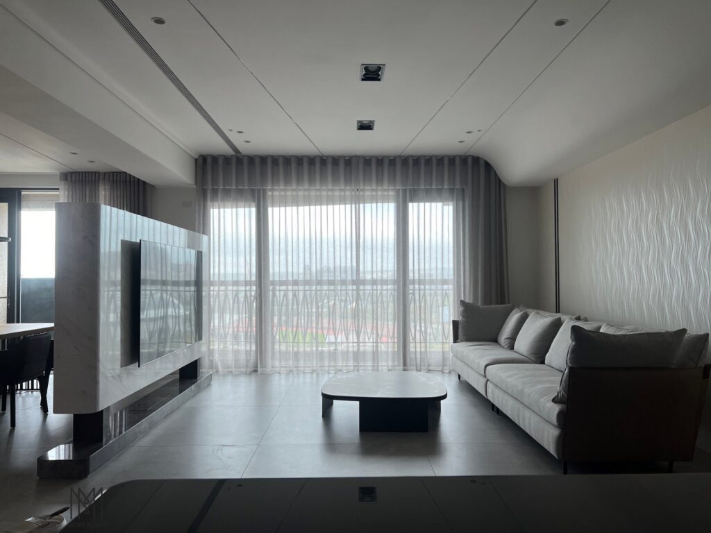 竹北窗簾案例，客廳採用紗簾，讓光線可以透進室內保持空間通透感。紗簾可以在室內設計中扮演柔和與輕盈的浪漫氣氛。