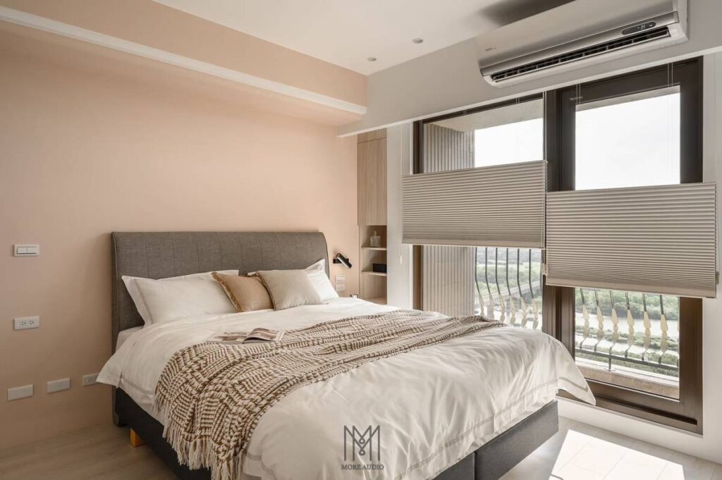 房間景色。色調添加淺粉紅橘色調元素，配合自然光線，讓室內更為溫暖