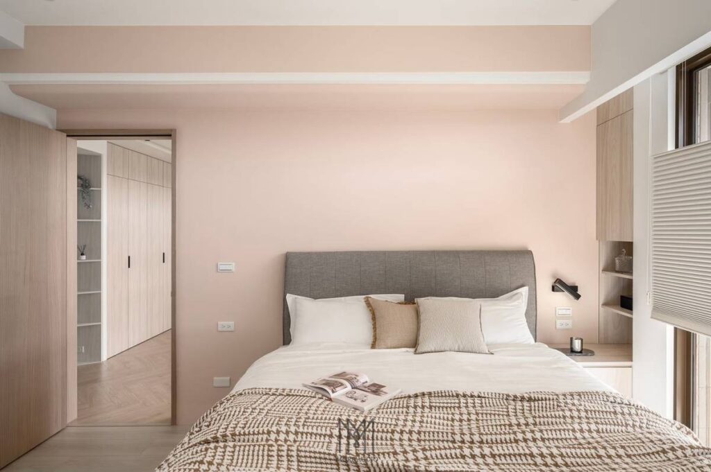 房間景色。色調添加淺粉紅橘色調元素，同樣以上下移動的方式取得不同時段自然光的射角。