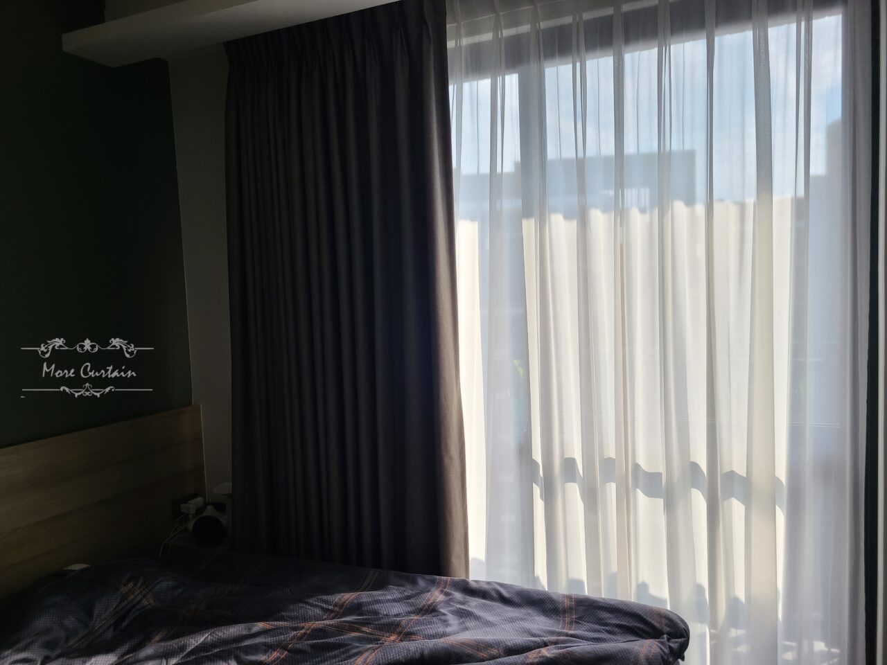 主臥布簾搭配紗簾