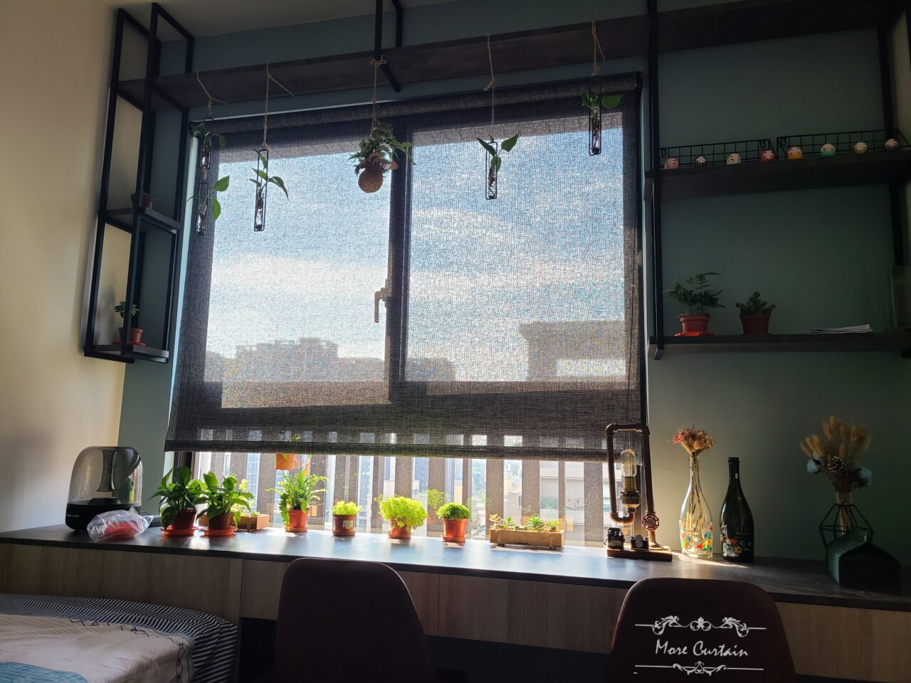 書房搭配黑色捲簾,桌面上是幾個小植栽