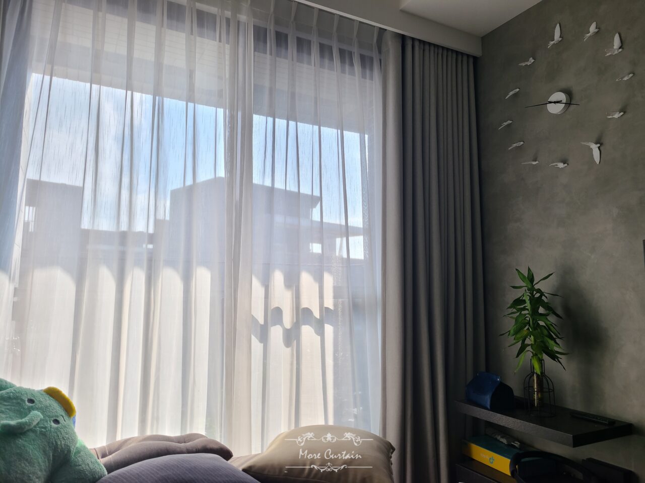 紗簾能發揮若隱若現的功能。降低陽光的強烈感覺,但又能取得一部分自然光線。