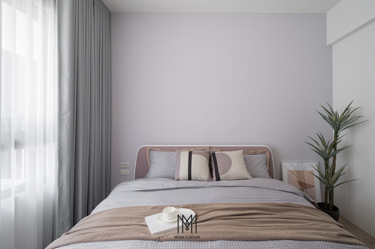 無縫蛇行布簾搭配柔美紗簾能在成本上映襯挑高空間的呼吸感。布+紗同樣是臥室最佳選項之一。