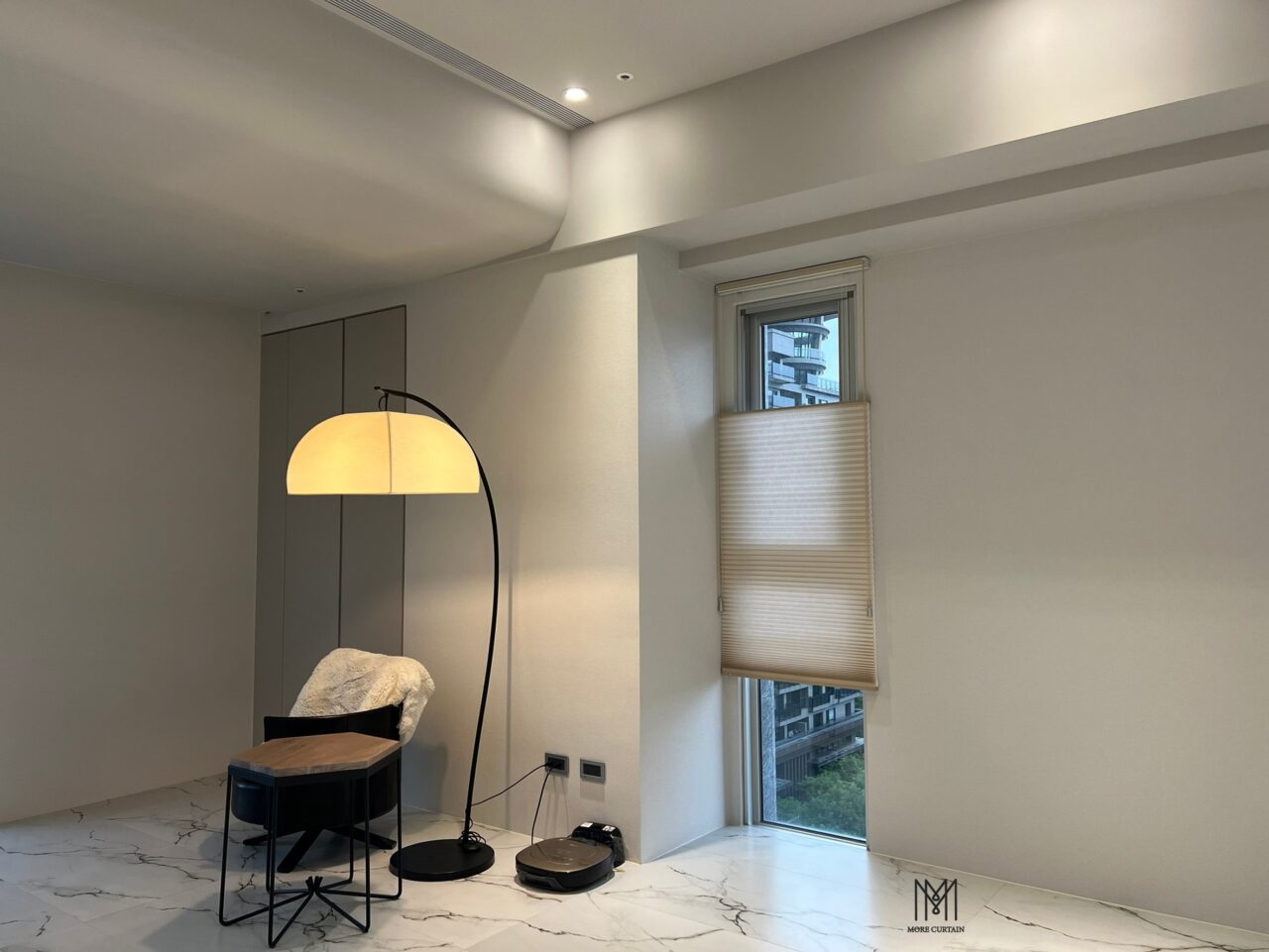 客廳一角採景小窗，使用蜂巢簾取景採光、隱私遮蔽兼顧。