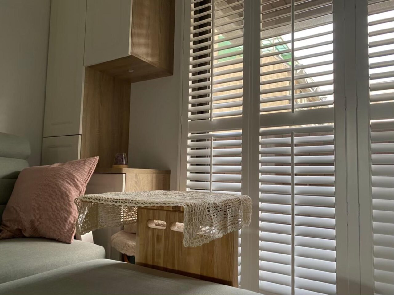 窗簾是極簡風格室內設計的重要元素 4 實木百葉在樸素中同時保有不囂張的精緻感,這也是極簡風格的一種呼應