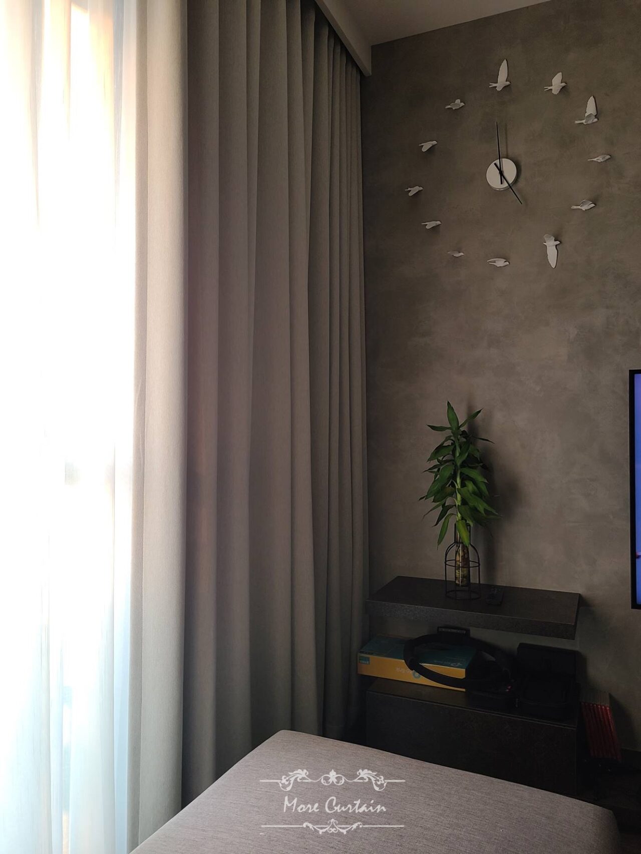 布簾加上紗簾是最常見的居家窗簾組合。尤其是使用在大片落地窗的客廳。既能發揮阻擋光線，也方便自由進出陽台。
