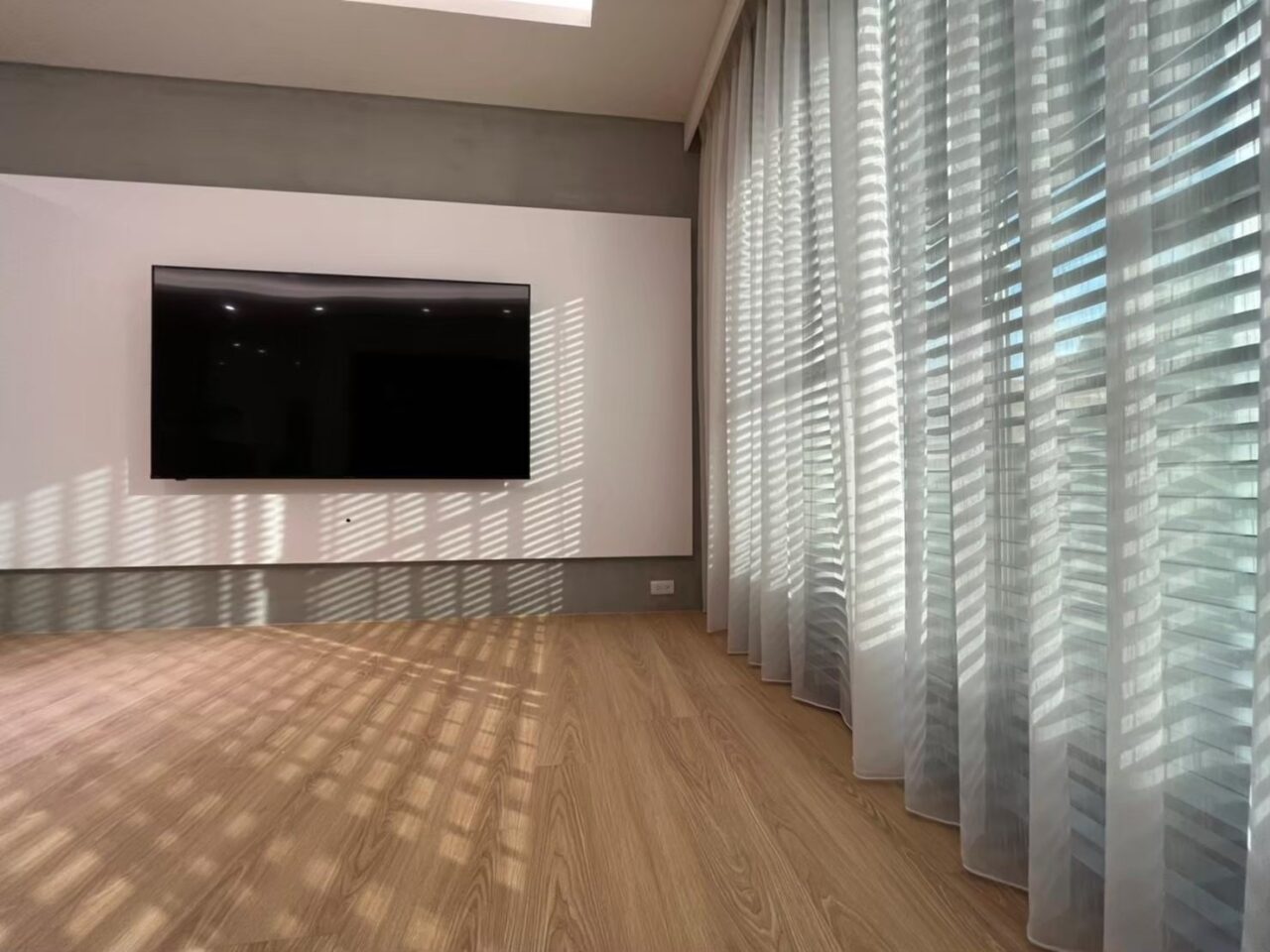 搭配百葉窗，紗簾能提供更多不同的光線變化