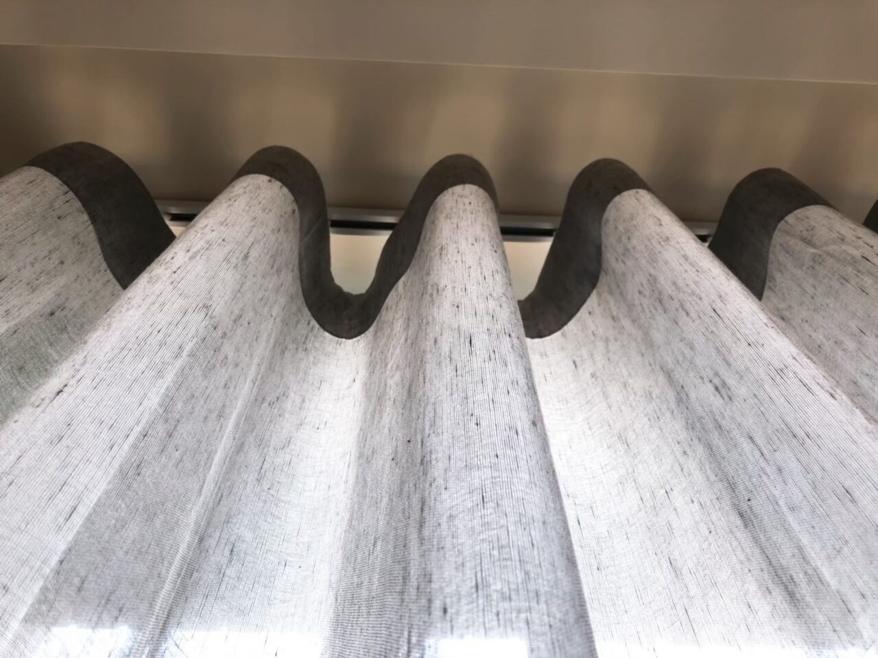 紗簾輕薄，不存在壓抑感，柔和的質感具有很好的裝飾性，容易營造出溫馨浪漫的居室氛圍