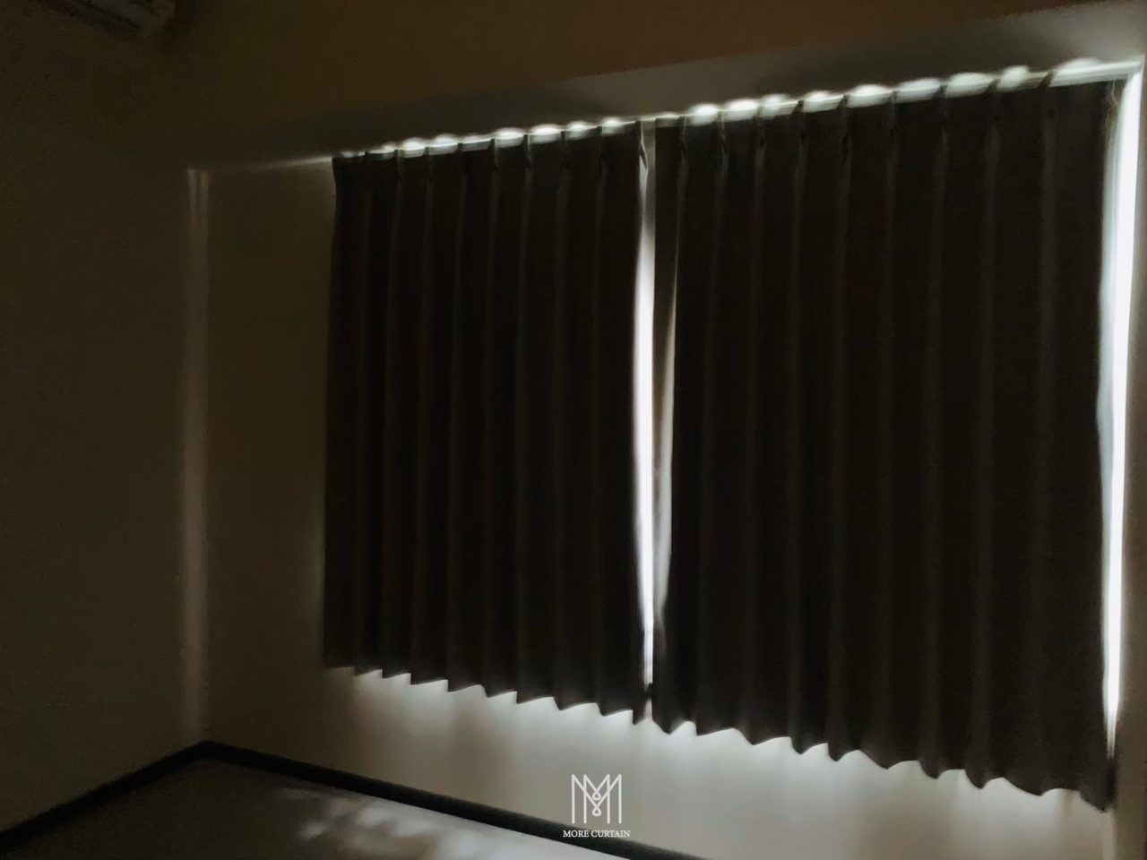 半腰窗的全遮光窗簾，請注意中間與四周的光線側漏
