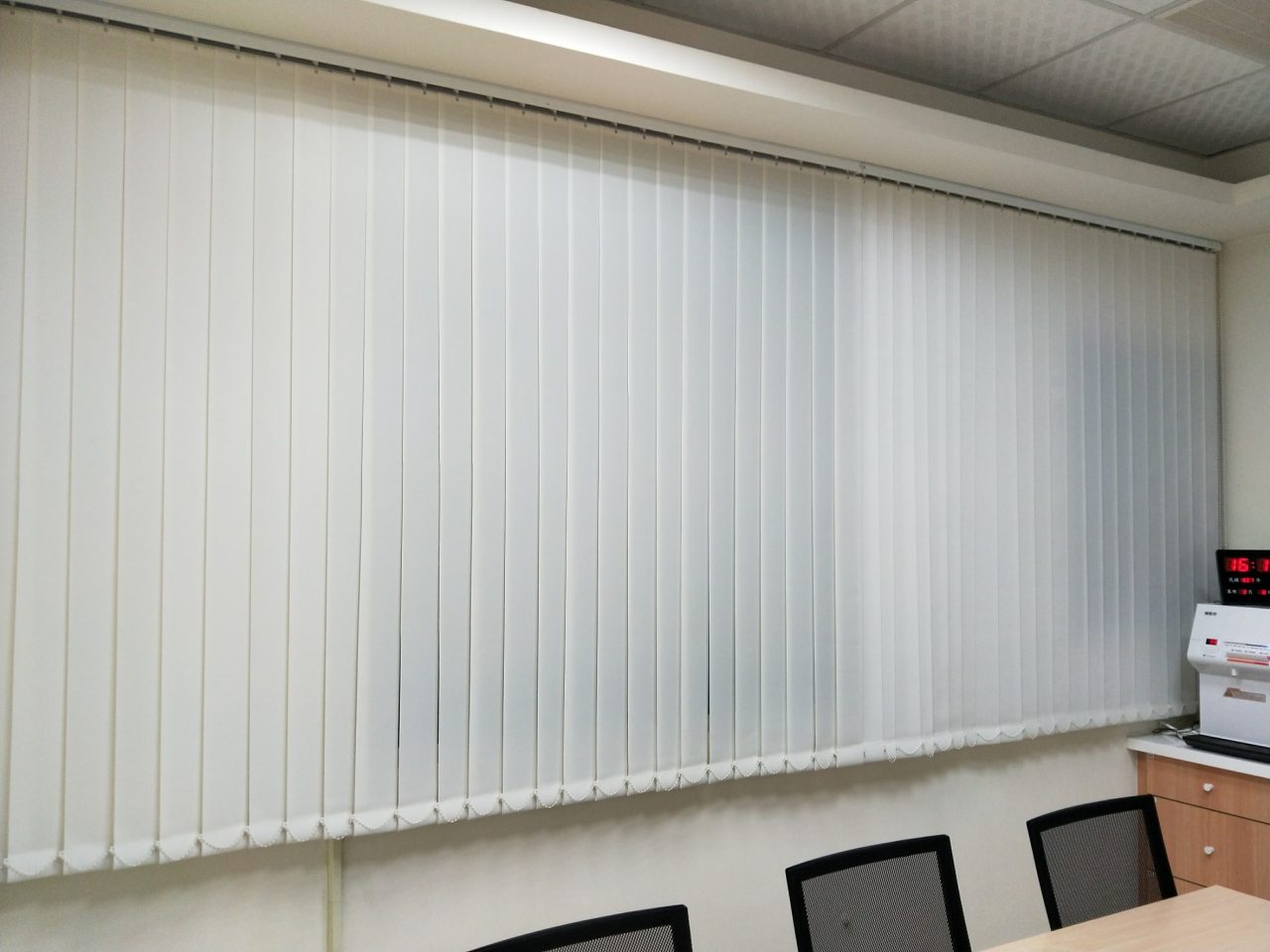 垂直簾或稱直立簾，是公司行號經常使用的窗簾形式