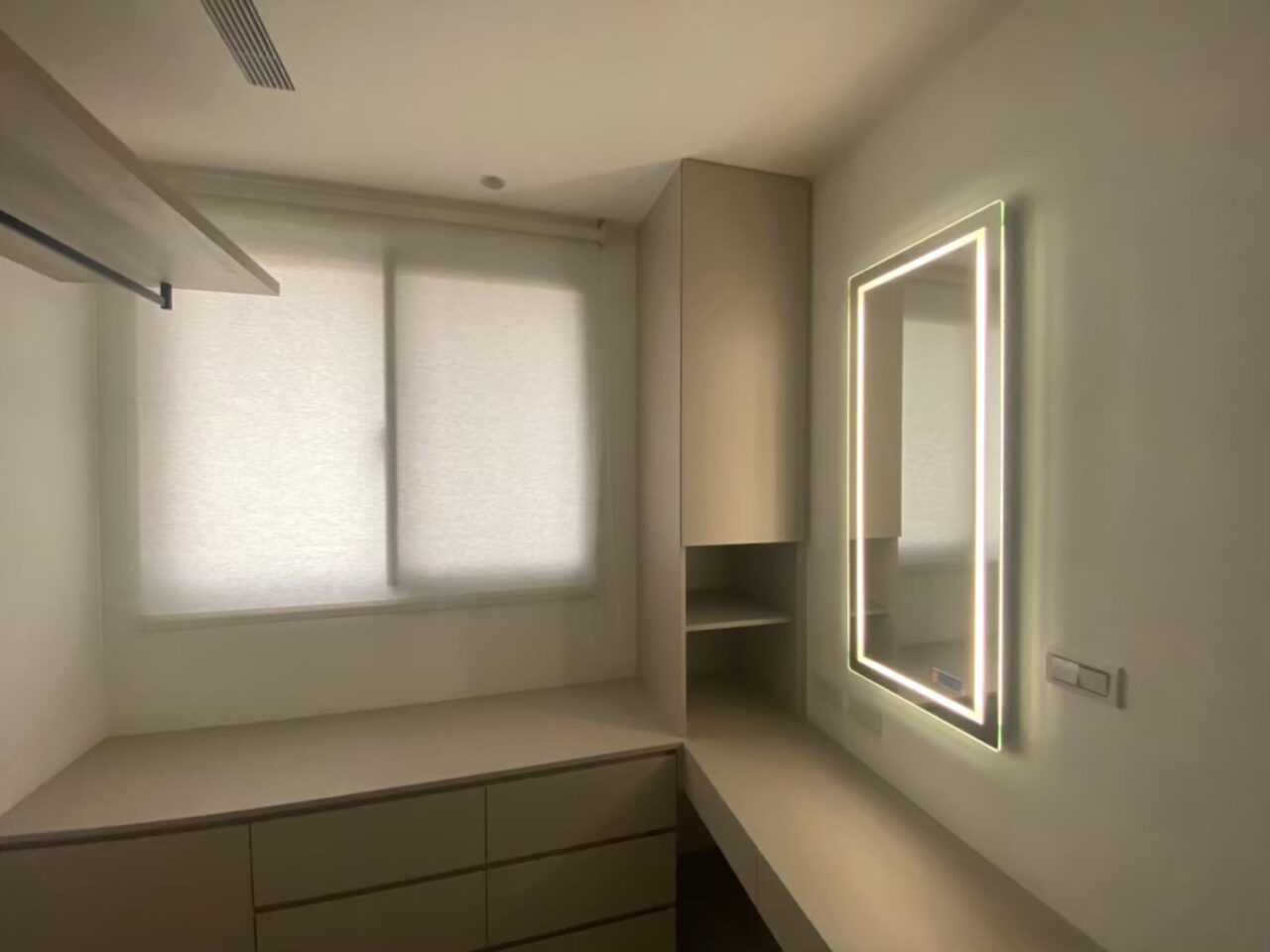 整體窗簾預算較低，cp 值較高的窗簾：布簾、捲簾、調光簾。