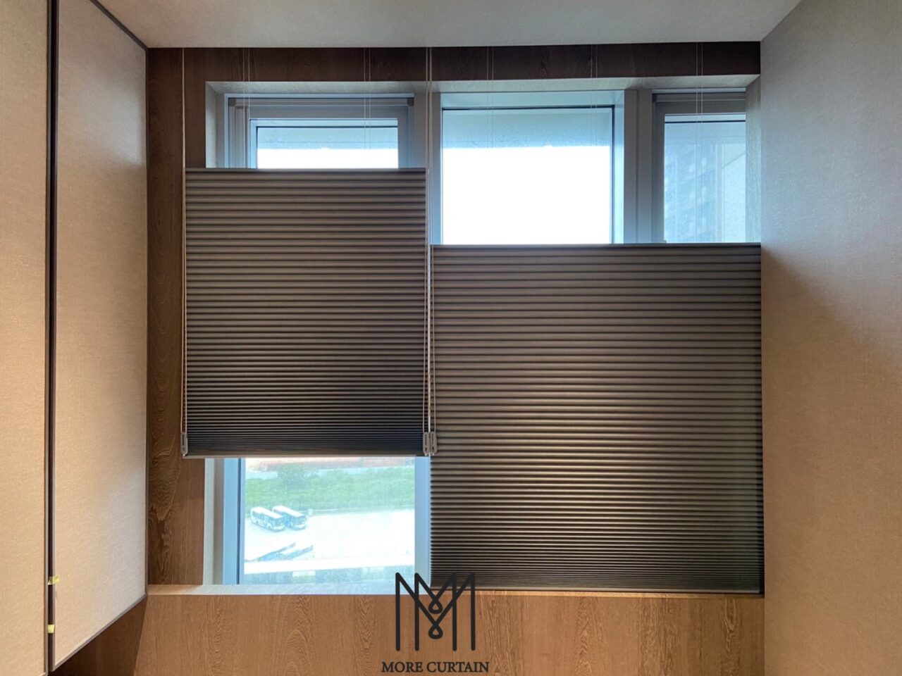 風琴簾是目前相當流行的窗簾款式，但窗簾預算上會偏高。