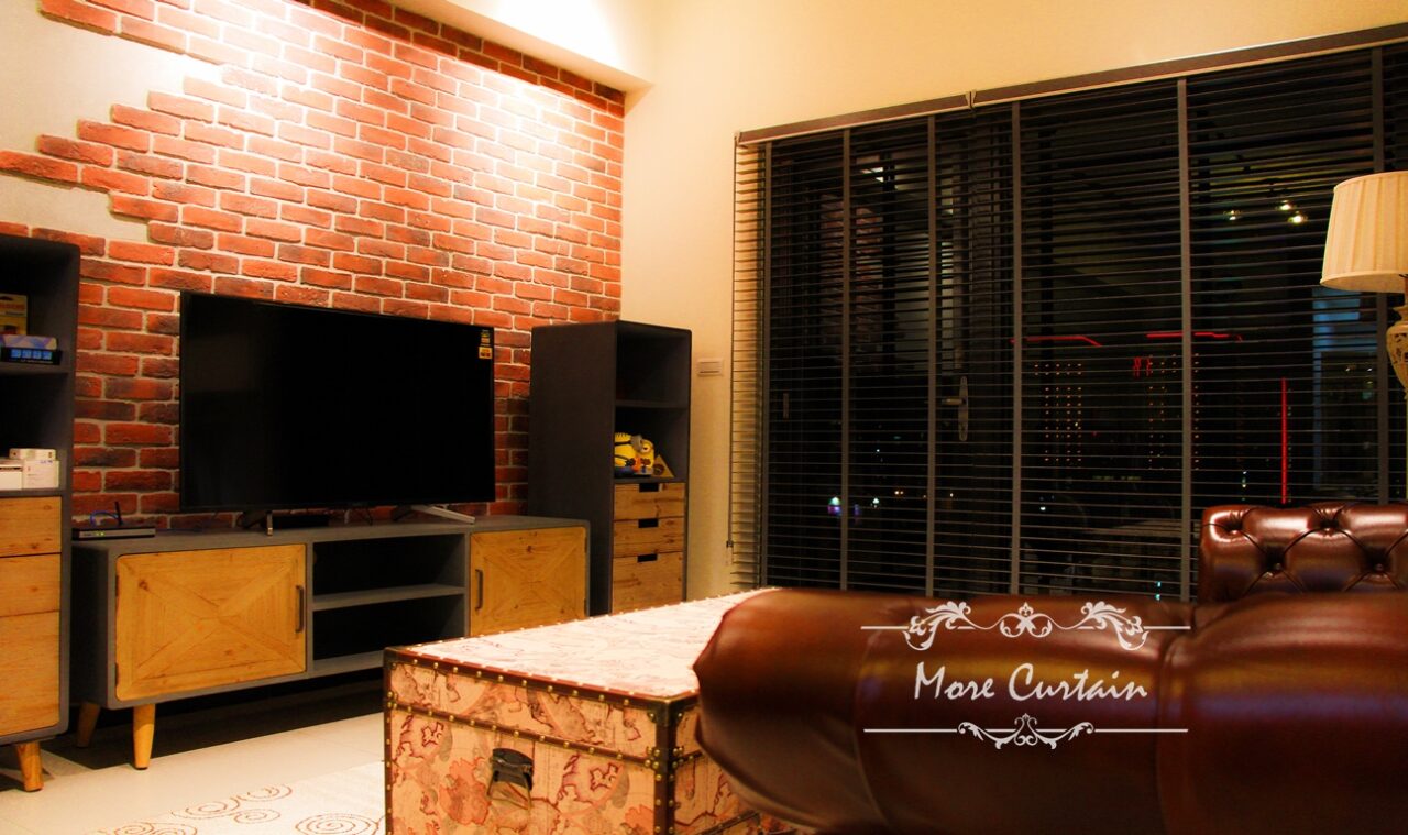 客廳電視牆採用了紅磚造型，打造鄉村風格。