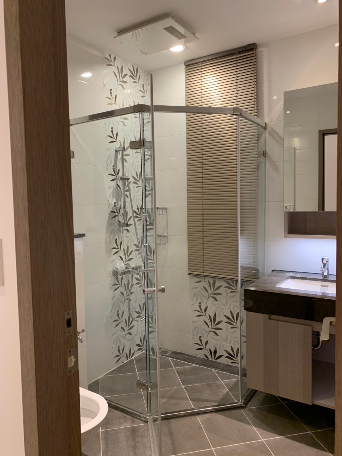 鋁百葉簾是浴室防水、隱私的好選擇