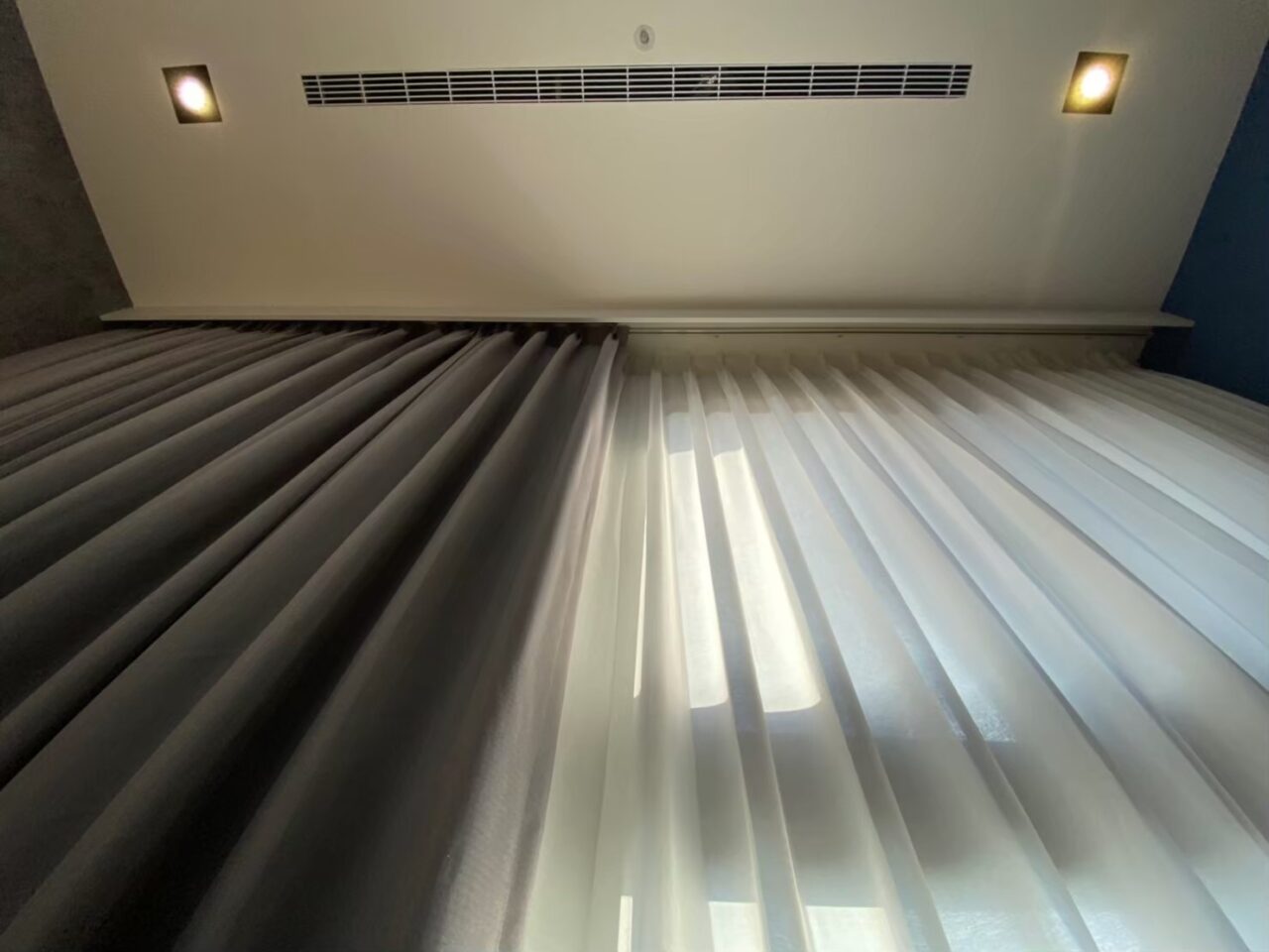 遮光窗簾推薦哪種?室內應該如何選擇遮光簾款式 5 單開打折遮光簾效果佳,雙開也能透過軌道重疊設計,完美解決漏光遮光問題