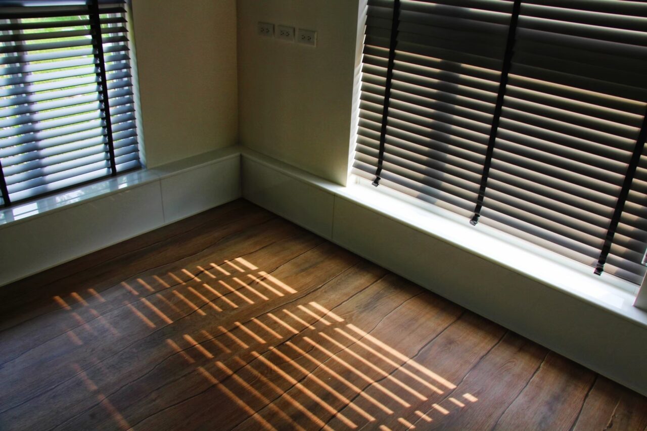 遮光窗簾推薦哪種?室內應該如何選擇遮光簾款式 7 百葉簾的遮光與葉面角度、兩側是否漏光有關