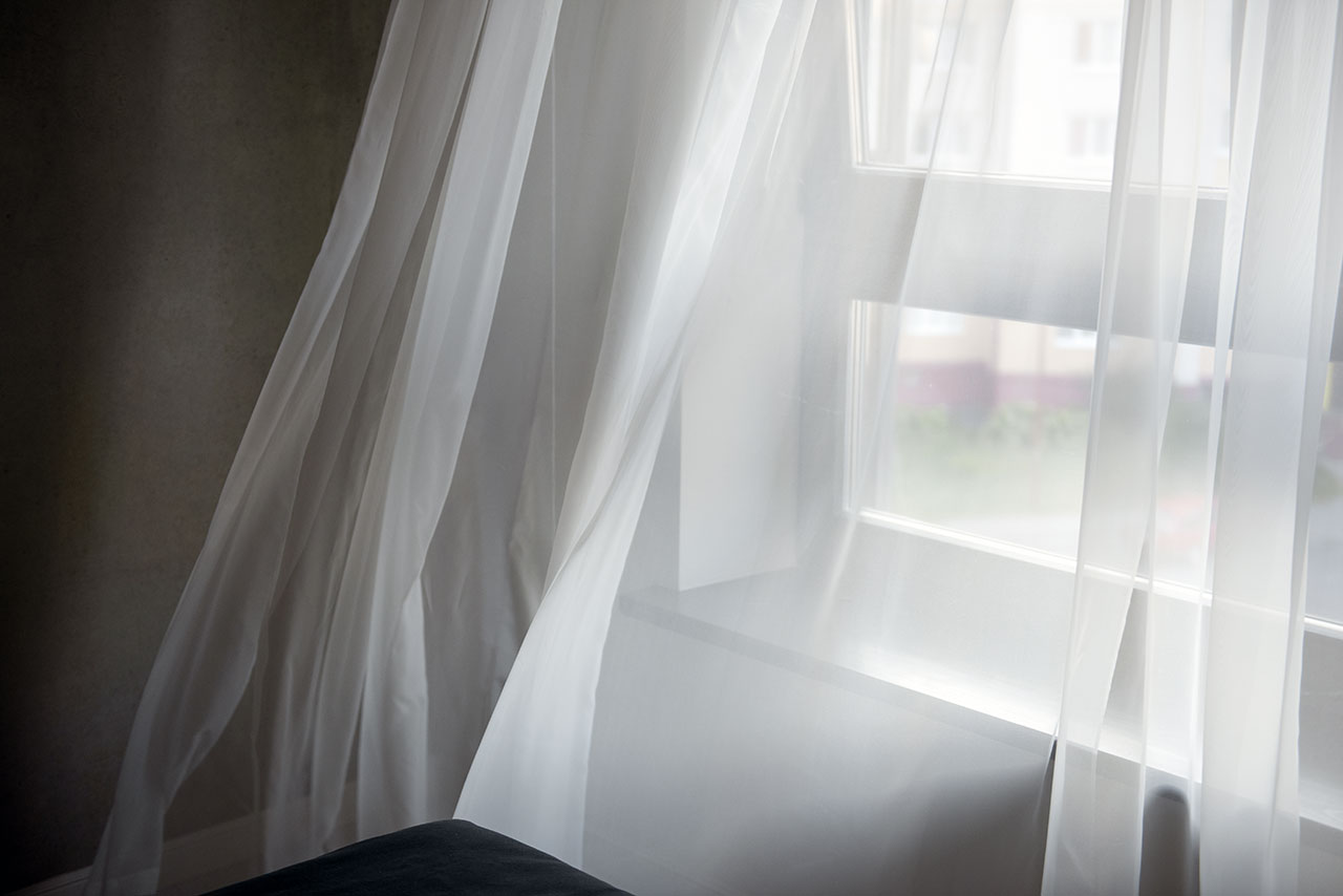 具有透風性需求的房間，可以選擇紗簾、蜂巢簾、調光簾、百葉簾、百葉窗等窗簾型式。