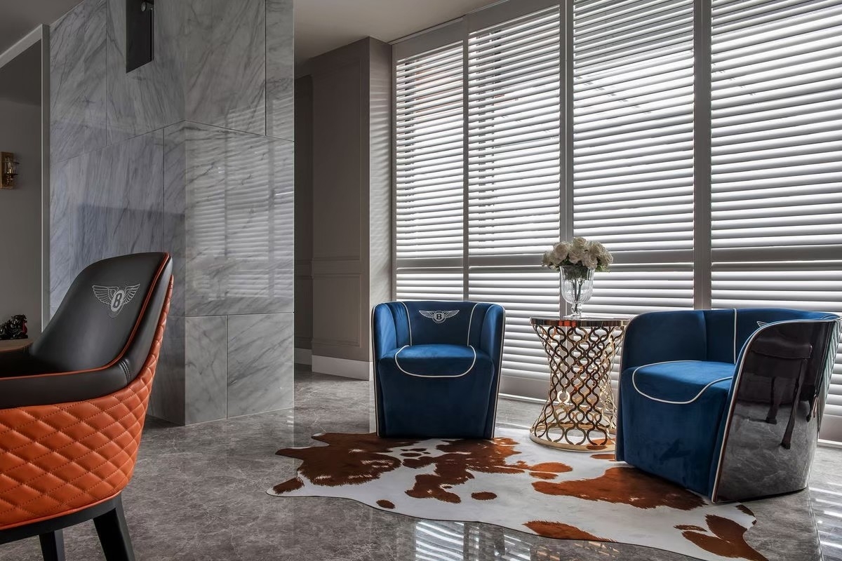 木百葉窗是各種窗簾中價格最高的類型，但營造出的空間效果也是各種窗簾中難以取代的味道，傳達經典的設計感觸。