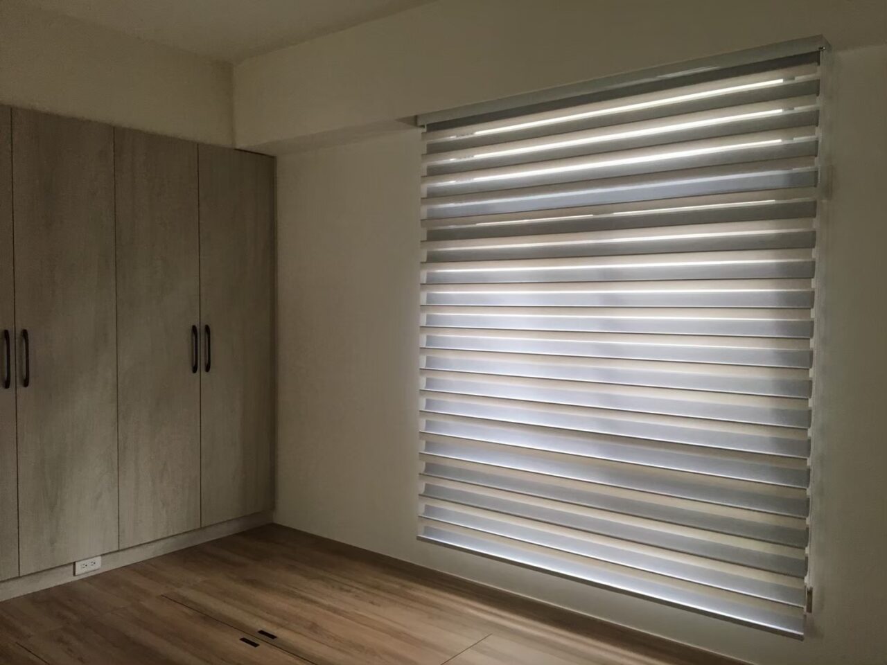 認識調光簾,比較斑馬簾、柔紗簾與風琴簾細節,實務選擇訣竅 3 柔紗簾給人的感覺會更輕盈浪漫一點,常常是想要空間有點「柔光濾鏡感」的人會選的款式。