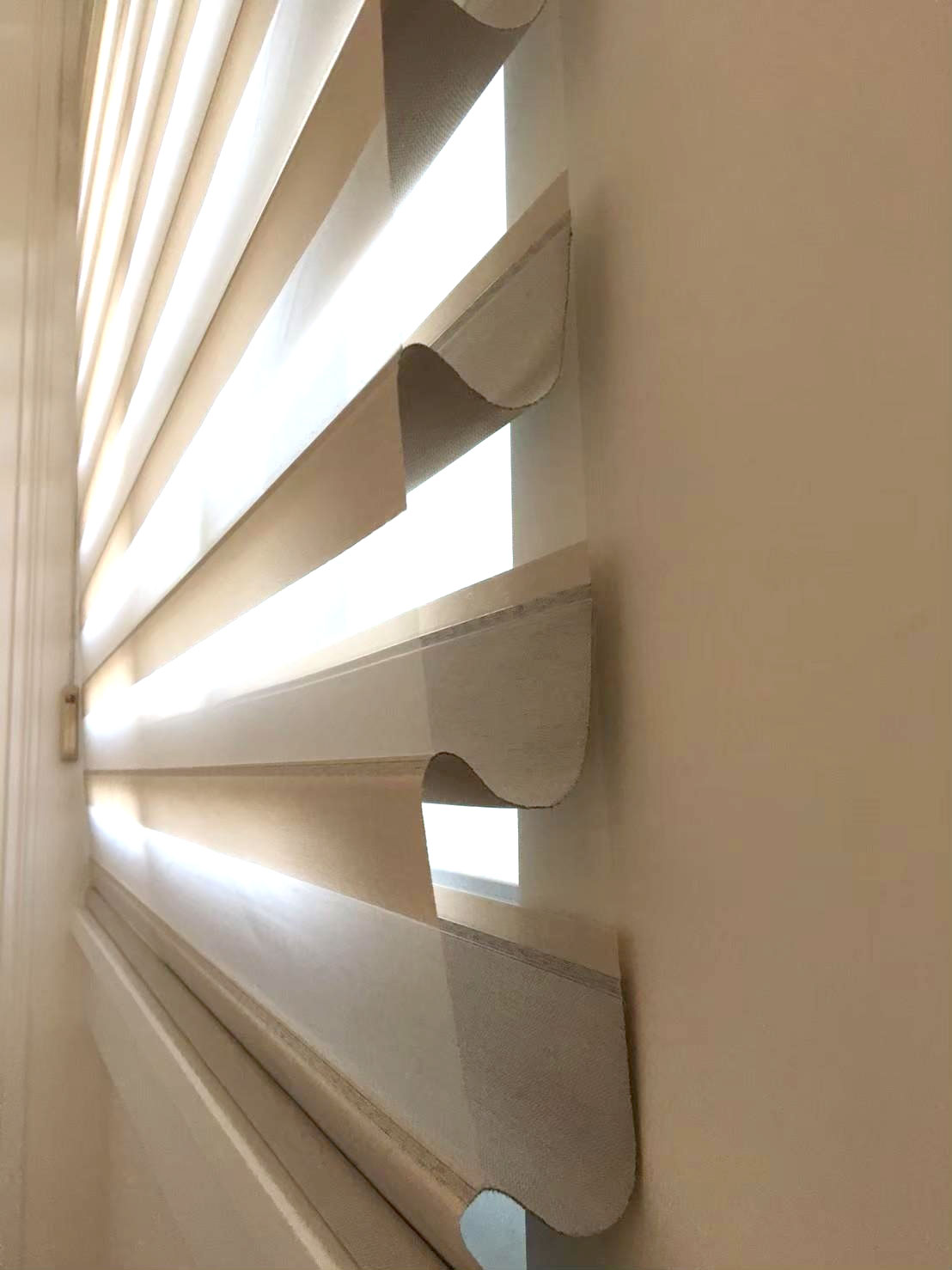 橫式柔紗簾的葉片結構是從百葉簾的靈感而來，調光、濾光的功能與調光簾也非常雷同