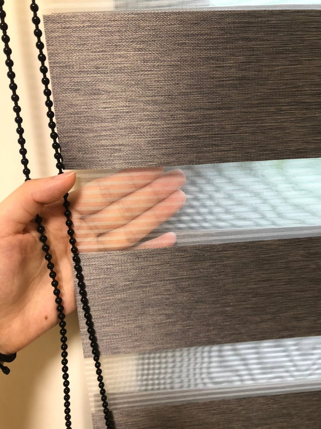 認識調光簾,比較斑馬簾、柔紗簾與風琴簾細節,實務選擇訣竅 12 調光簾的布料多元