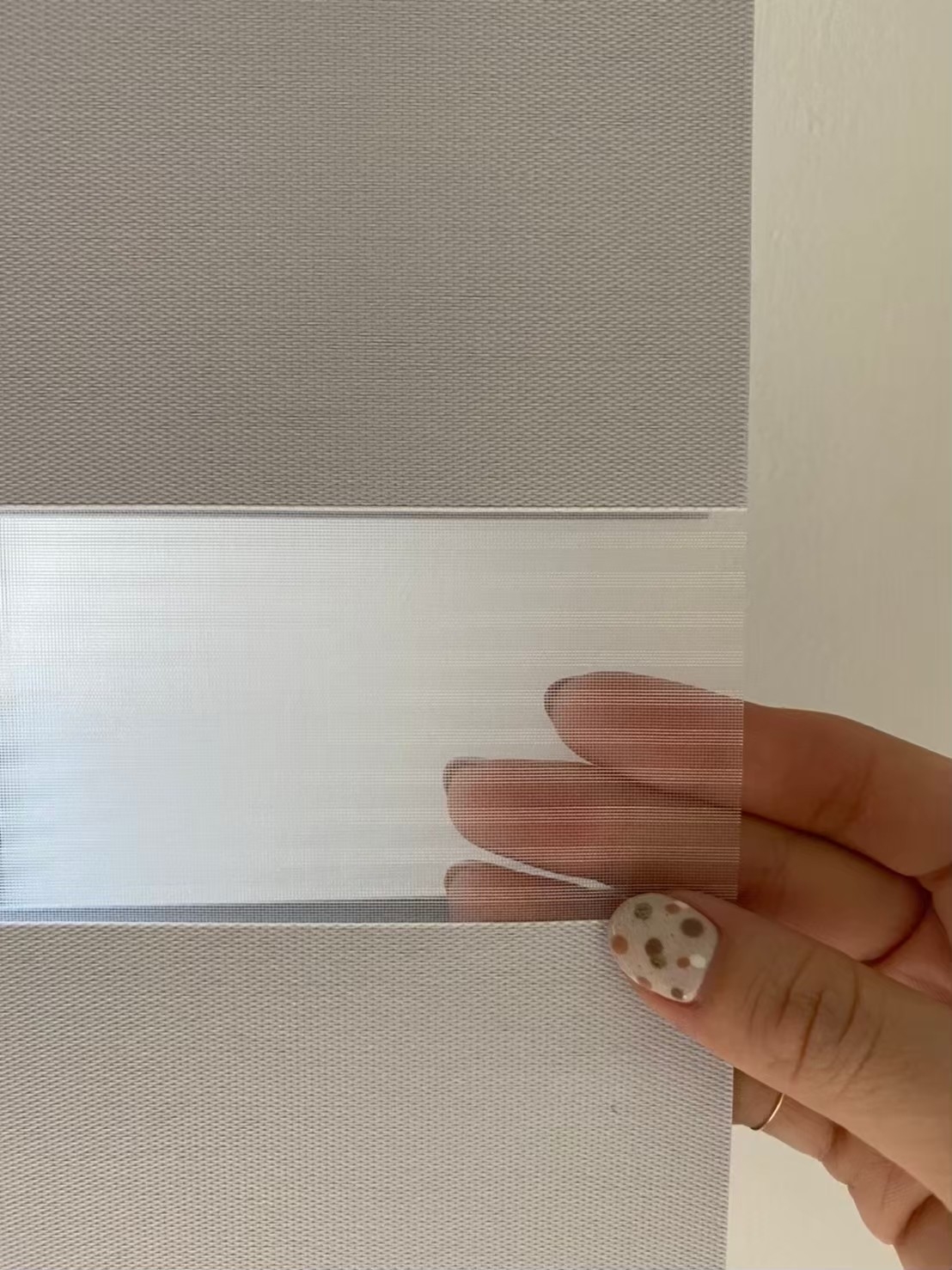 認識調光簾,比較斑馬簾、柔紗簾與風琴簾細節,實務選擇訣竅 15 調光簾的布料多元