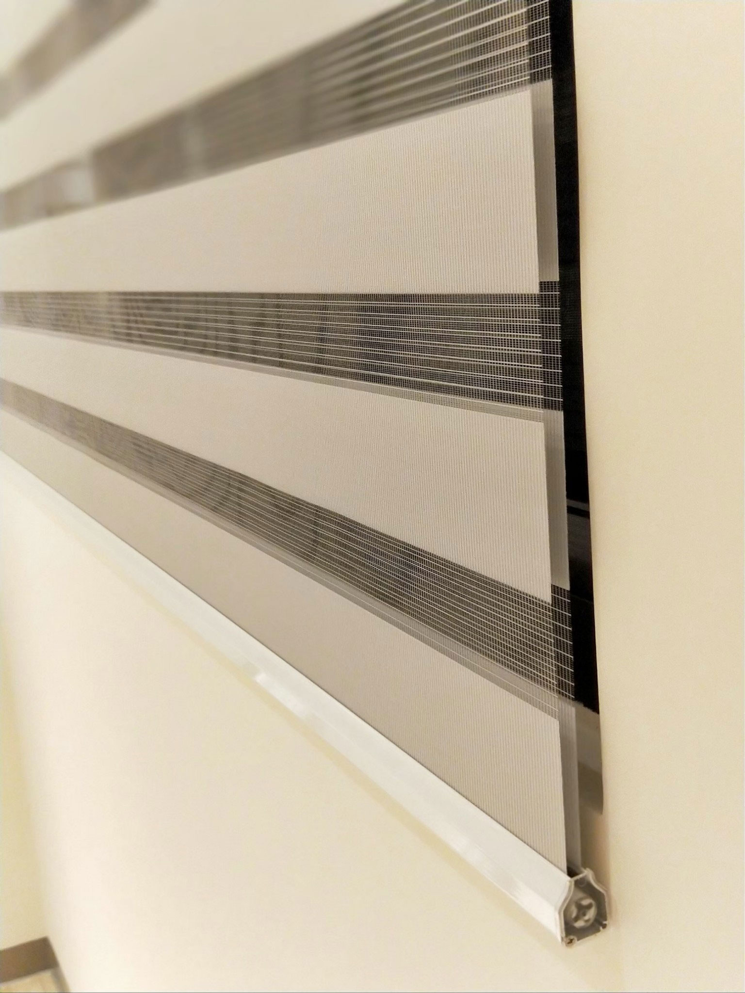 調光簾的結構相對簡單，一紗一布間隔