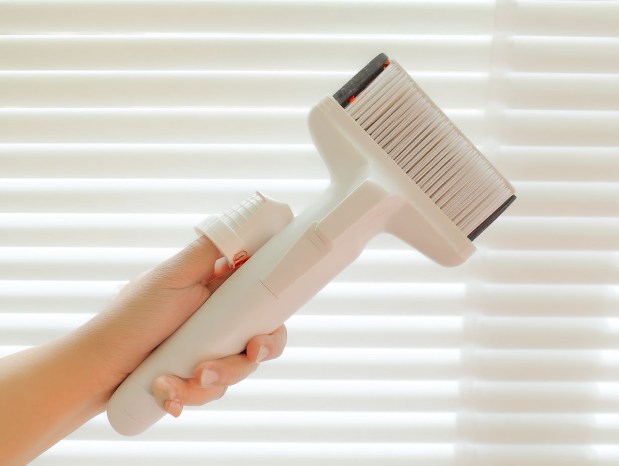 利用身邊一些簡易工具，例如有刷毛頭的吸塵器