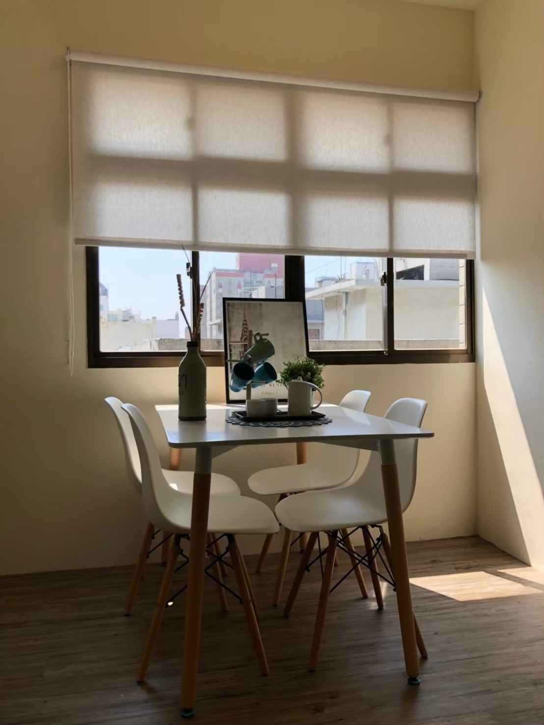 不需要特別隱私的空間可以選用半遮光捲簾