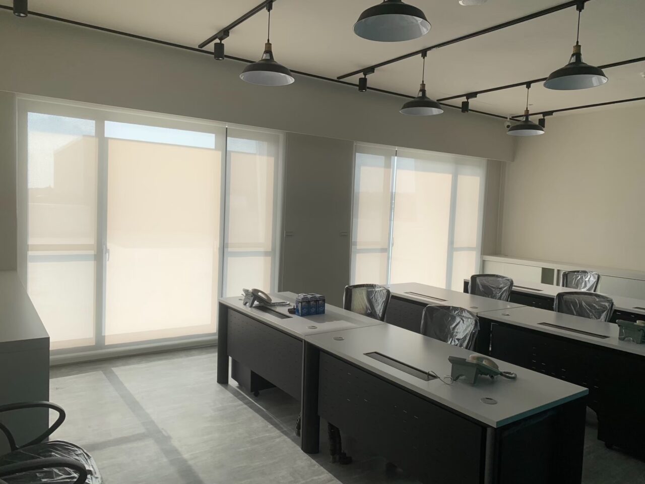 辦公空間經常選用捲簾，一方面租用空間，捲簾能降低成本