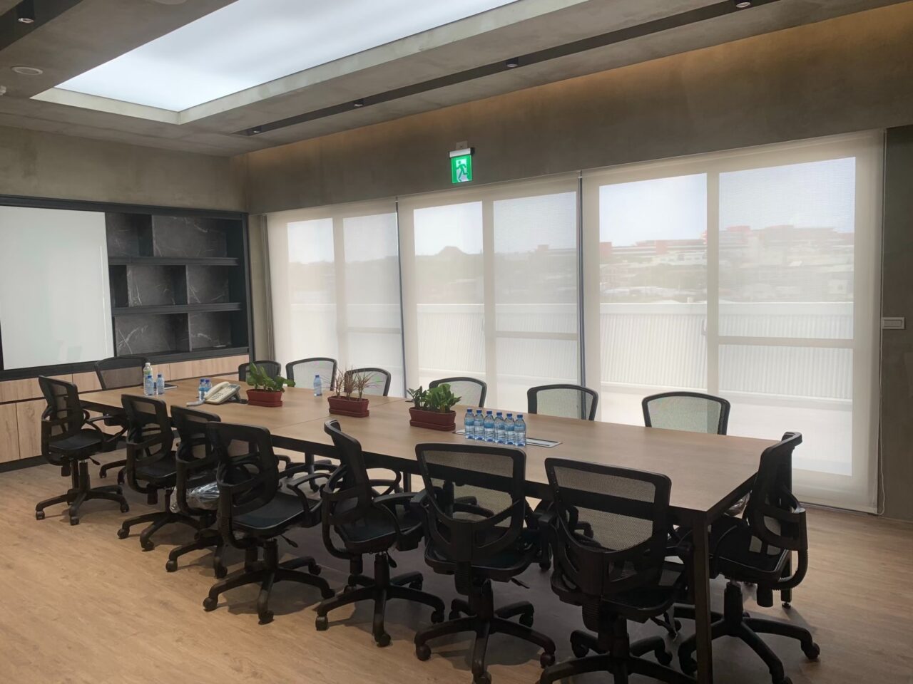 辦公空間選用捲簾