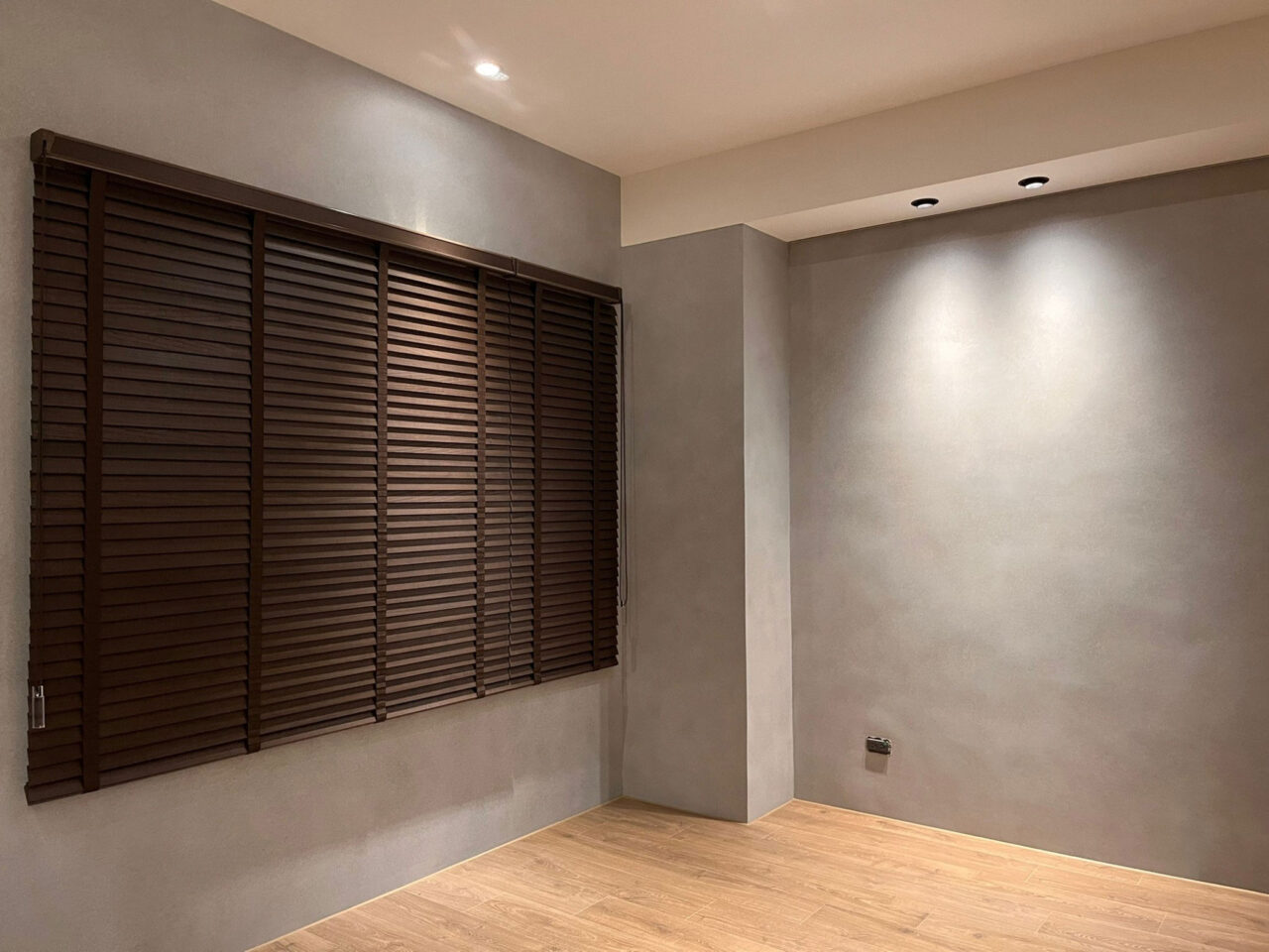 不做窗簾盒成流行?最新窗簾設計趨勢、施作要點與5大替代方案完全解析 3 不做窗簾盒時,視覺上天花線條更完整、牆面更乾淨,在顏色搭配得宜,有時候簡潔的線條也能讓視覺更為突出。