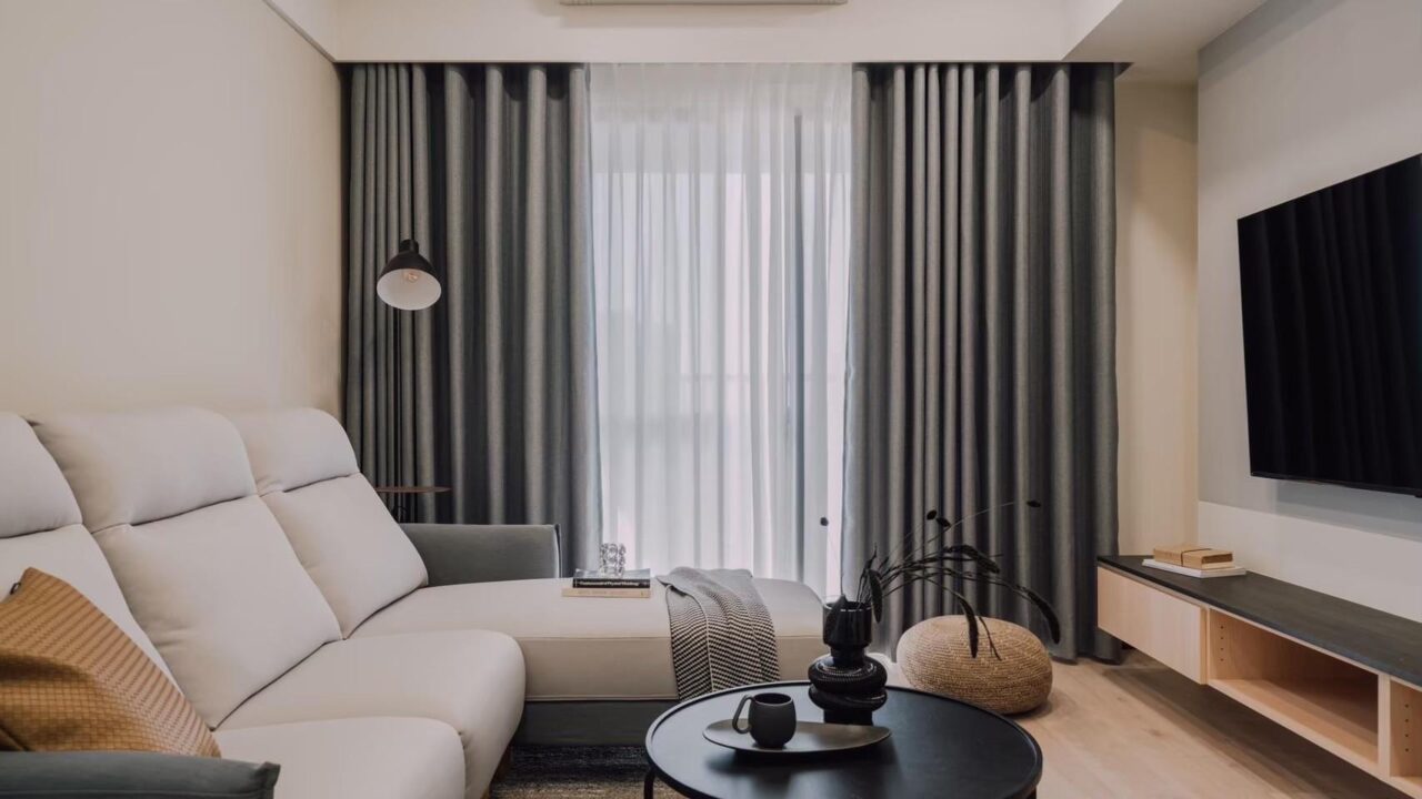 2025年穿越簾vs蛇行簾比較,視覺、特性、優缺點、費用與建議 3 蛇行簾的布料節奏與效果形成連續而規律的波浪,像是一排等距的弧線向空間展開