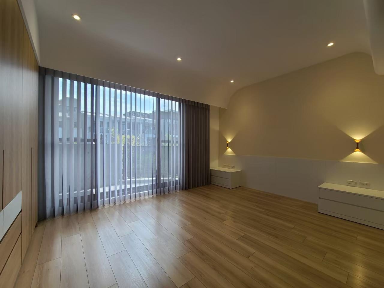 2025年穿越簾vs蛇行簾比較,視覺、特性、優缺點、費用與建議 2 穿越簾外觀像「大片垂墜的紗幕」