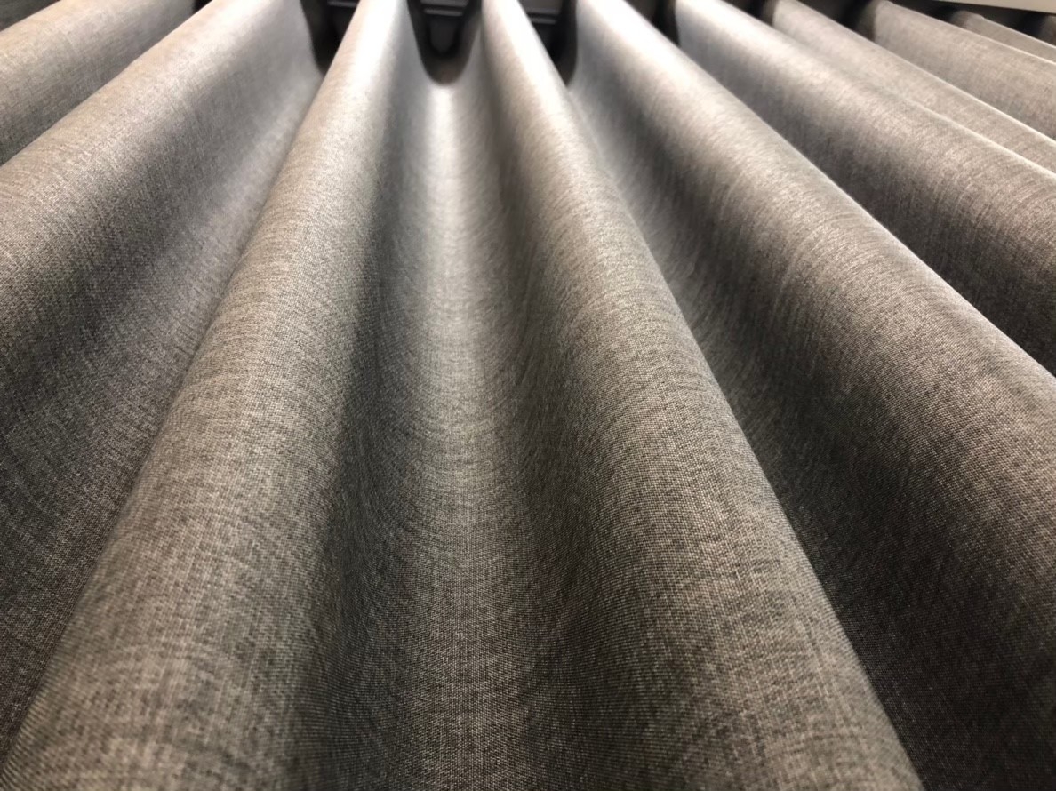 蛇形簾核心優勢在於布料語彙與視覺量感