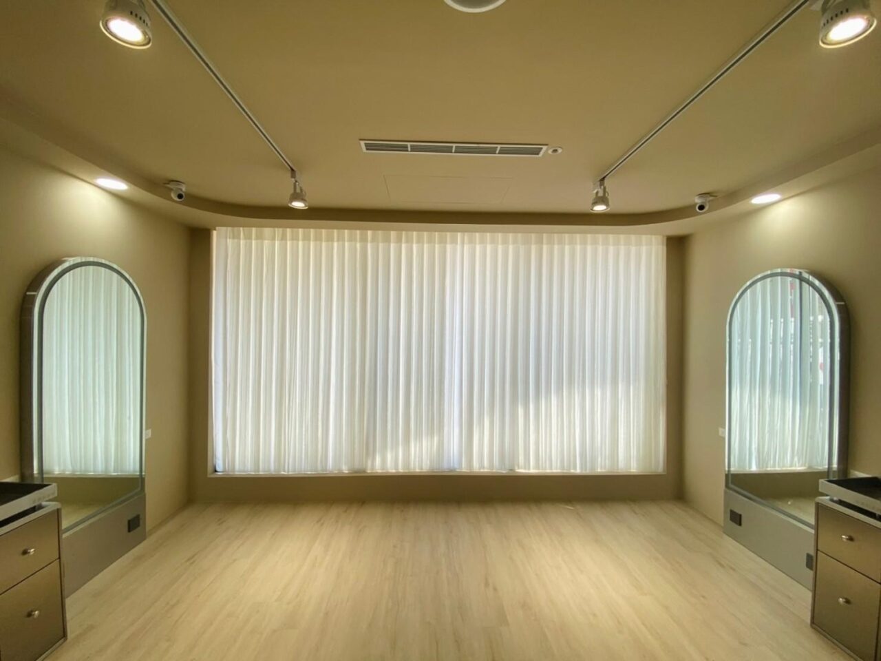 白天光線強烈時，穿越簾能提供光線柔和的優越調光能力，適合需要光線，但不需要強烈光線的場合