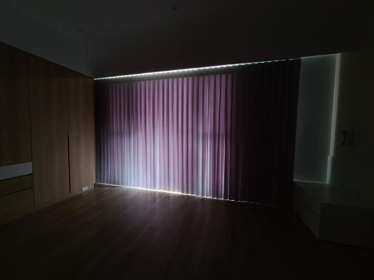 穿越簾又稱直立柔紗簾，遮光度無法100%，因此要求完全遮光的空間需要考慮