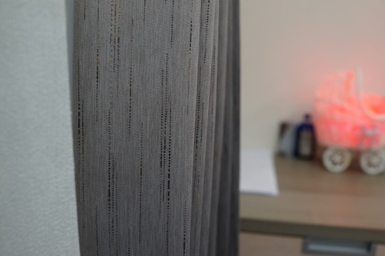 窗簾可以用洗衣機洗嗎?專家授懶人窗簾清潔秘訣 2 布簾-抓摺簾