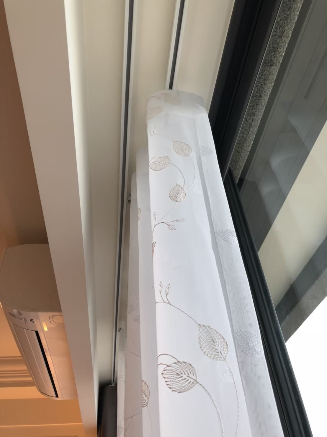 窗簾軌道種類有那些?滑輪式、靜音式、隱藏式、單軌、雙軌、彎軌與電動窗簾軌道 2 雙軌通常滿足一布一紗雙層窗簾