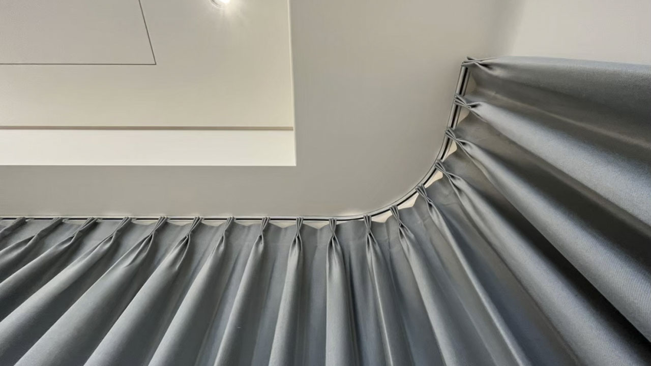 窗簾軌道種類有那些?滑輪式、靜音式、隱藏式、單軌、雙軌、彎軌與電動窗簾軌道 3 彎軌