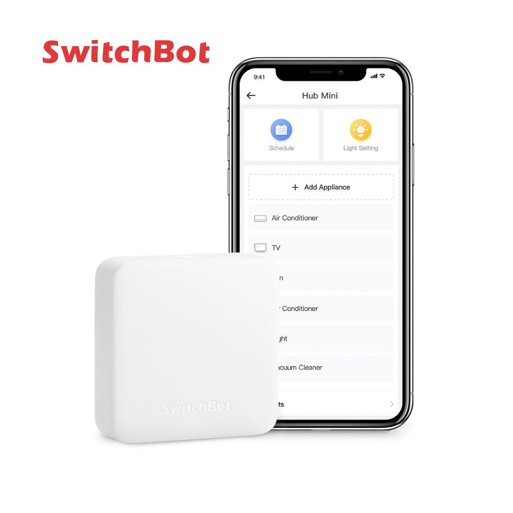 SwitchBot 主控器 Hub Mini Matter Enabled。透過這台機器幾乎所有紅外線家電（冷氣、電視、風扇、音響）都能學習並控制，Wi-Fi 連線後能進行遠端操控與智慧場景設定，支援 Matter 標準，能直接整合 Apple HomeKit 與更多智慧平台